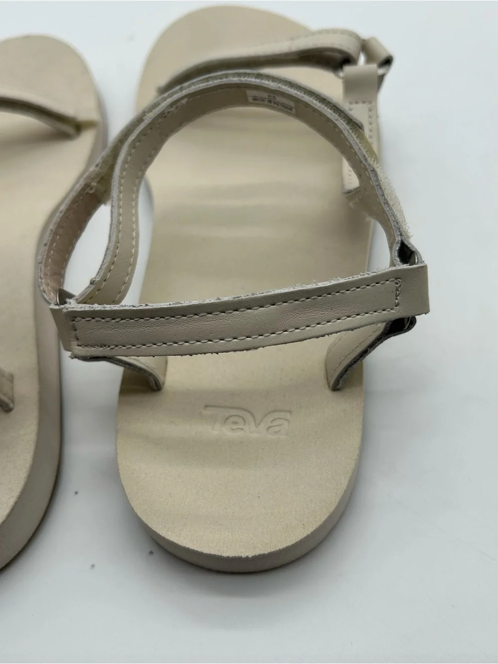 Teva Women’s Universal Slim Leather Beige Strappy Sandals size 8W NWOT